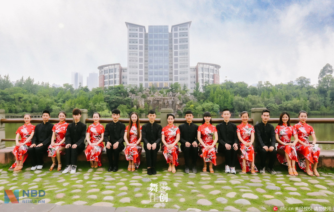 近日，网络晒出一组四川师范大学舞蹈学院2012级舞蹈表演（国标舞）专业毕业生拍摄的个性毕业照，男生反串穿旗袍，那舞姿、那眼神、那白花花的大长腿！女生着中山装，帅气逼人！网友评论，“oh my god，这是我看到过的最妖艳毕业照，没有之一!”   