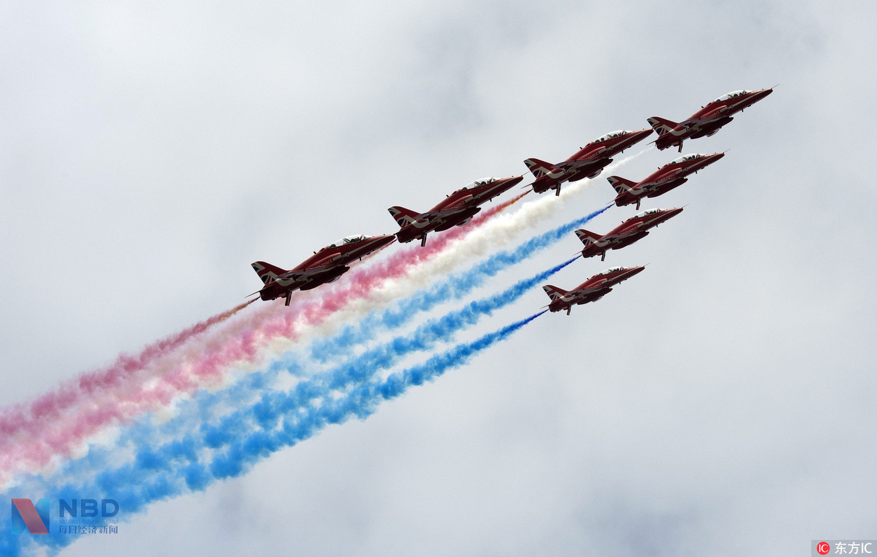 2016年11月1日，广东珠海，珠海航展现场，英国皇家空军（RAF）红箭飞行表演队。当日，第十一届中国国际航空航天博览会，即2016年珠海国际航展隆重举行。
