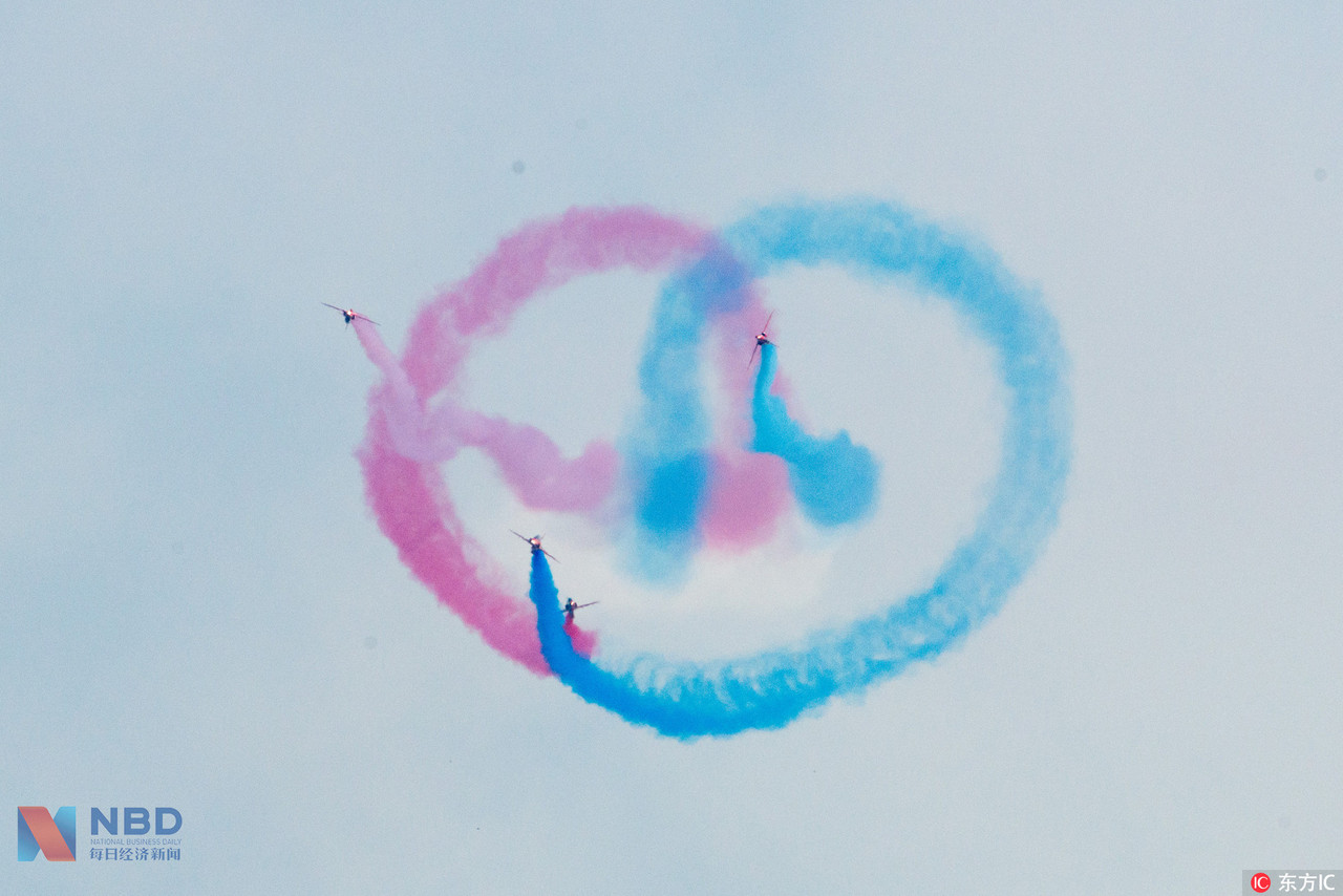 2016年11月2日，广东珠海，英国皇家空军红箭飞行表演队（Red Arrows）进行本届珠海航展例行第二次飞行表演，与1日的表演相比，2日机场上空放晴，天空呈现淡蓝，因此红箭飞行表演队拉出的彩烟显得更加鲜艳，也赢得了观众不断的掌声。