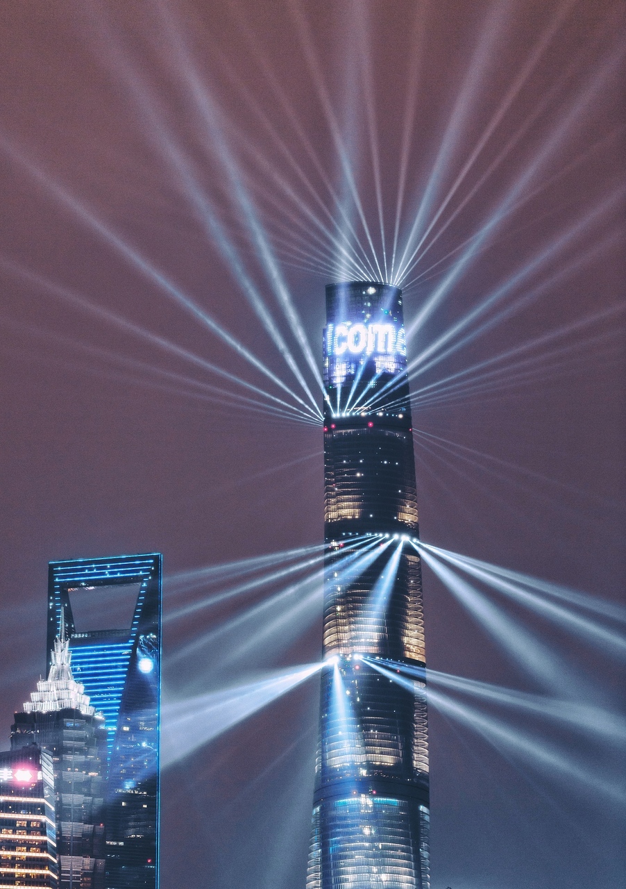 2018年10月21日，上海进口博览会灯光秀。