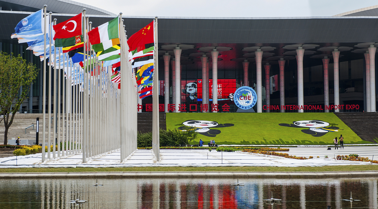 2018年10月，上海。会展的正大门，参展各国的旗帜已经高高在会展里飘扬。