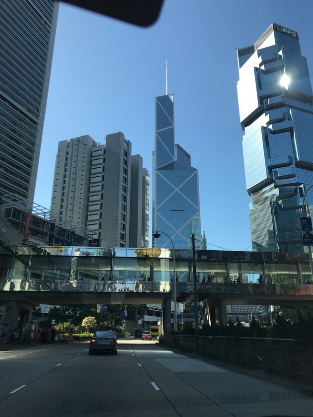 中国·香港中银大厦（图片来源：东方IC）中银大厦将中国传统建筑意念和现代先进建筑科技结合，大厦由四个不同高度结晶体般的三角柱身组成，呈多面棱形，如璀璨生辉的水晶体，在阳光照射下呈现出不同色彩。