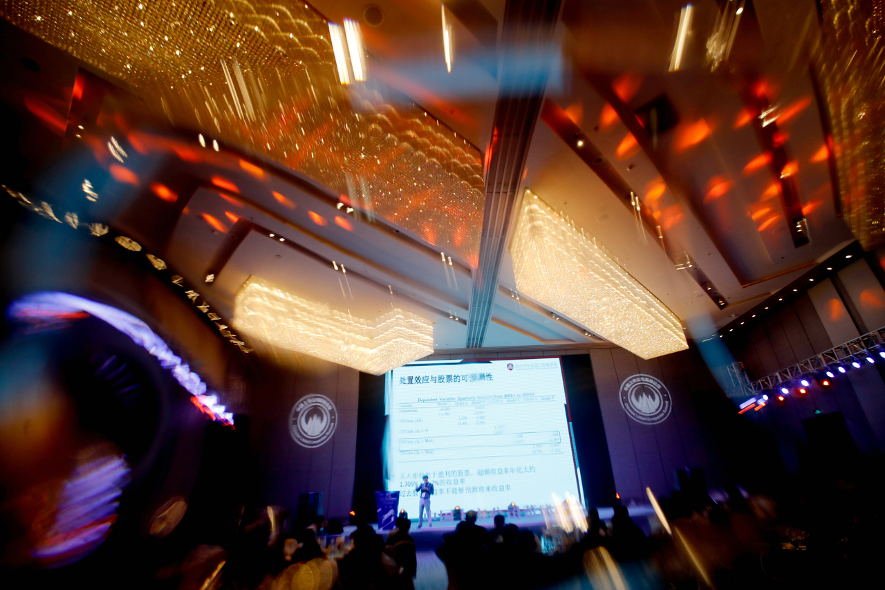  “2019 第三届中国上市公司董秘峰会”上，余剑峰教授正在进行主题演讲。