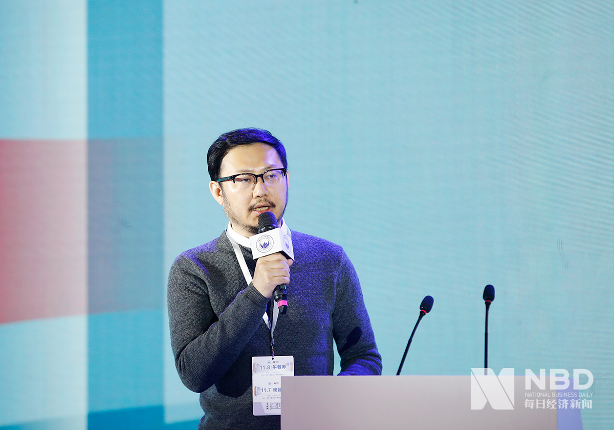 新氧创始人、董事长兼CEO金星在此次峰会上发表主旨演讲时表示，医美行业是高增长而且是高毛利的行业，但市场支出非常大，去年所有医美机构在互联网上获客的支出就高达180亿元，今年进一步升到228亿元，对很多公司来讲有非常大的诱惑。