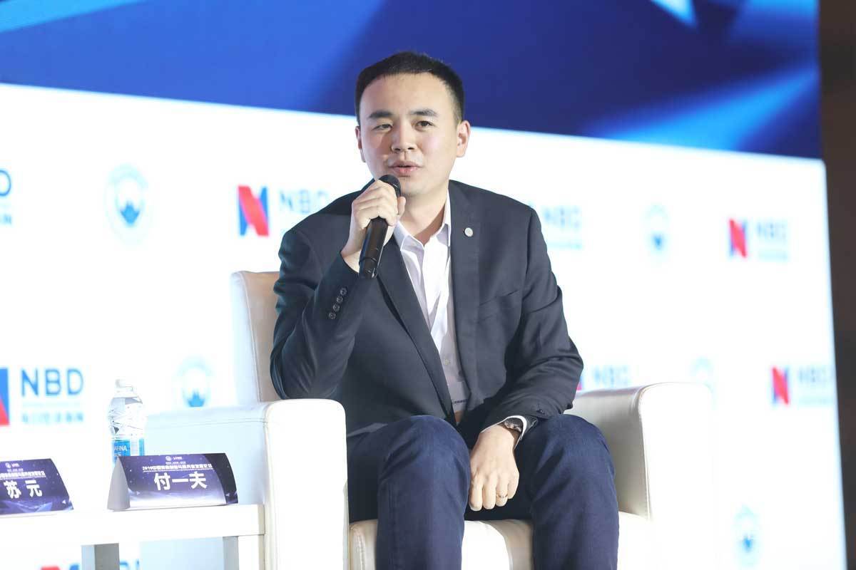 苏宁金融研究院消费金融研究中心主任付一夫表示，消费依然是在推动GDP增长的最大引擎，从社会消费品零售总额来讲，虽然增速有所下滑，但是相对来说处于平稳的运行期间。值得注意的是，下沉市场、私域流量、夜经济成为2019年最热门消费领域。