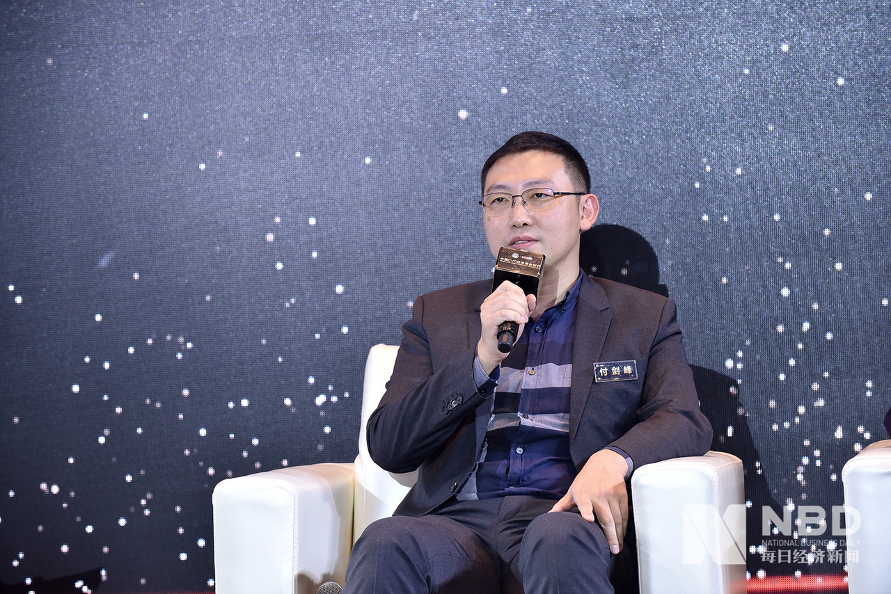 针对“下一个千亿市值投资方向”这一话题，成都交子金融控股集团投资总监付剑峰表示：“基于我们对行业的研究，最大的风口还是要看每次产业革命的浪潮。第五次产业革命是什么？大家其实也有一些共识，这包括量子通信技术、区块链、生命科学、新能源……而对于我们投资机构来说，这些都是细分市场的机会。”
