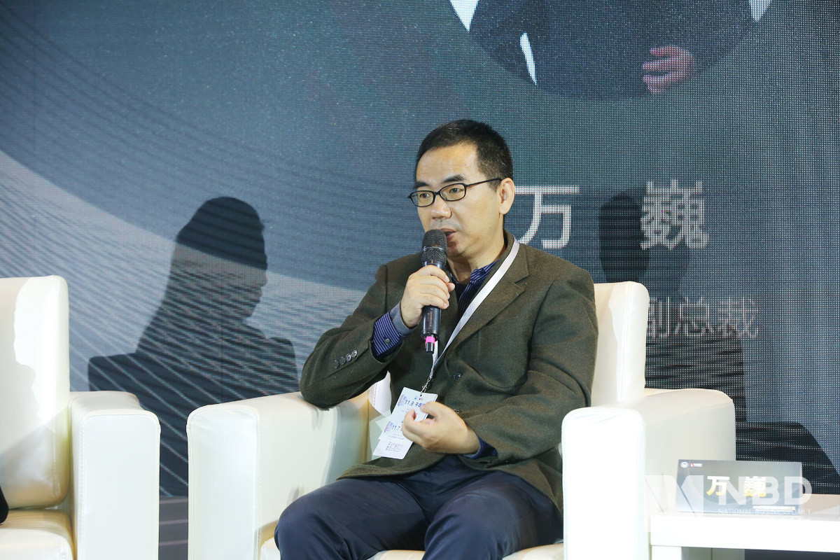 芯海科技副总裁万巍在圆桌论坛上表示，“前几年，芯片产业不为大部分人所知，离大众的生活很远；并且相比于软件，芯片的研发周期和市场周期都比较长，试错成本很高，大部分投资机构对此都不感兴趣。”他表示，很欣慰看到现在芯片产业从幕后走到台前，十分看好未来的发展。 