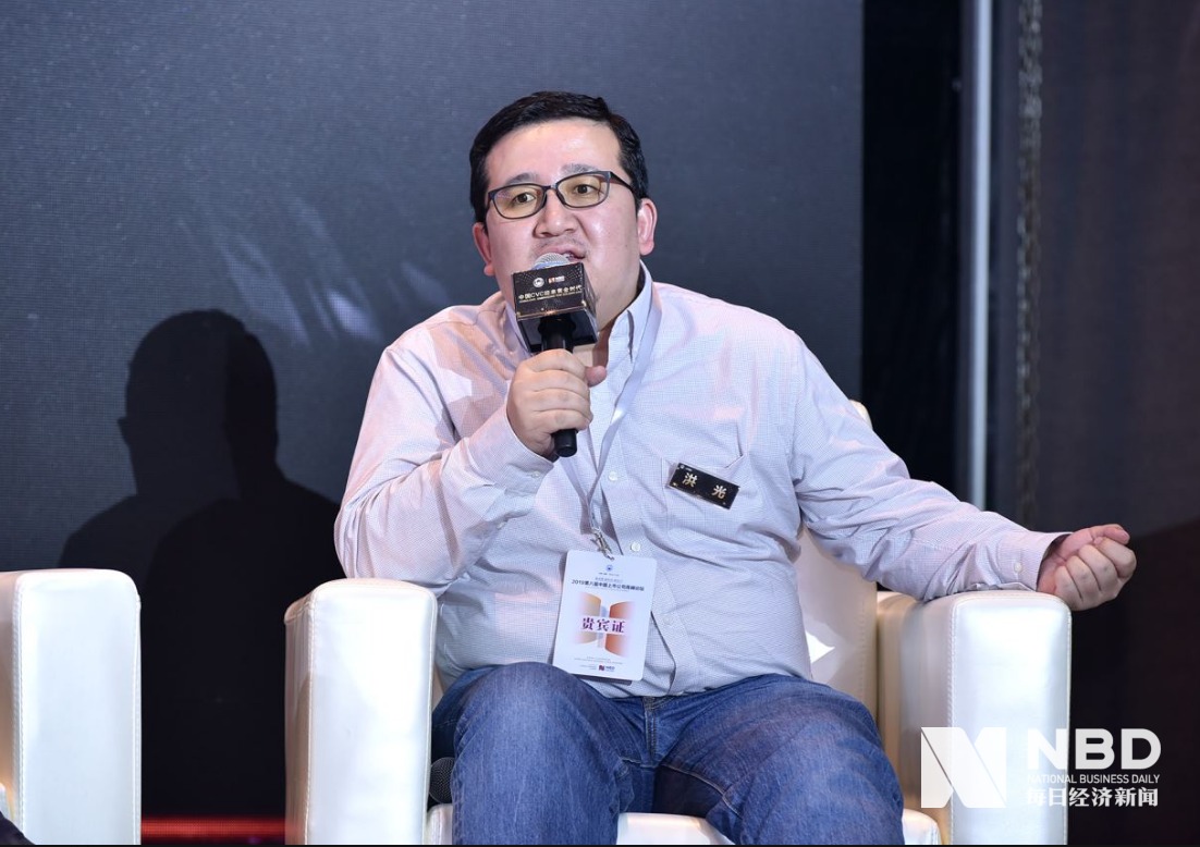 启信宝副总裁洪光在圆桌对话中就“下一个千亿市值投资方向”主题从大数据角度指出，智慧医疗其实是最近非常热的“赛道”，2018年发生过比较大的智慧医疗的投资，今年有十几起主要在医疗影像、辅助医疗、药品研发、个人金融管理等领域。还有流程自动化，这条“赛道”的投资实践并不是很多，但是单笔的融资额很高。