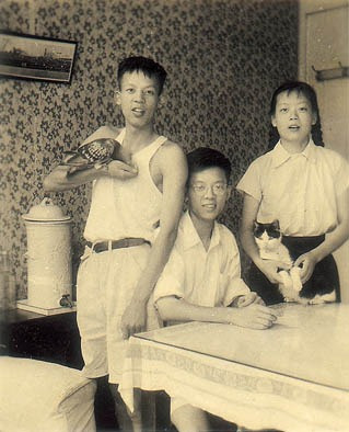 1955年,王选(左一)与大哥和二姐在家中.