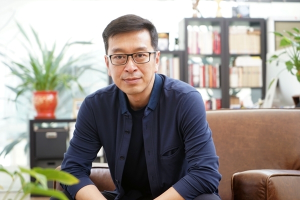 (制片人侯鸿亮图片由本人提供)