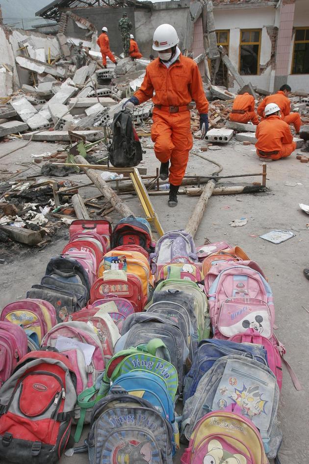 2008年5月15日 地震过后的四川汉旺镇东汽中学,一个遇难女生手上仍