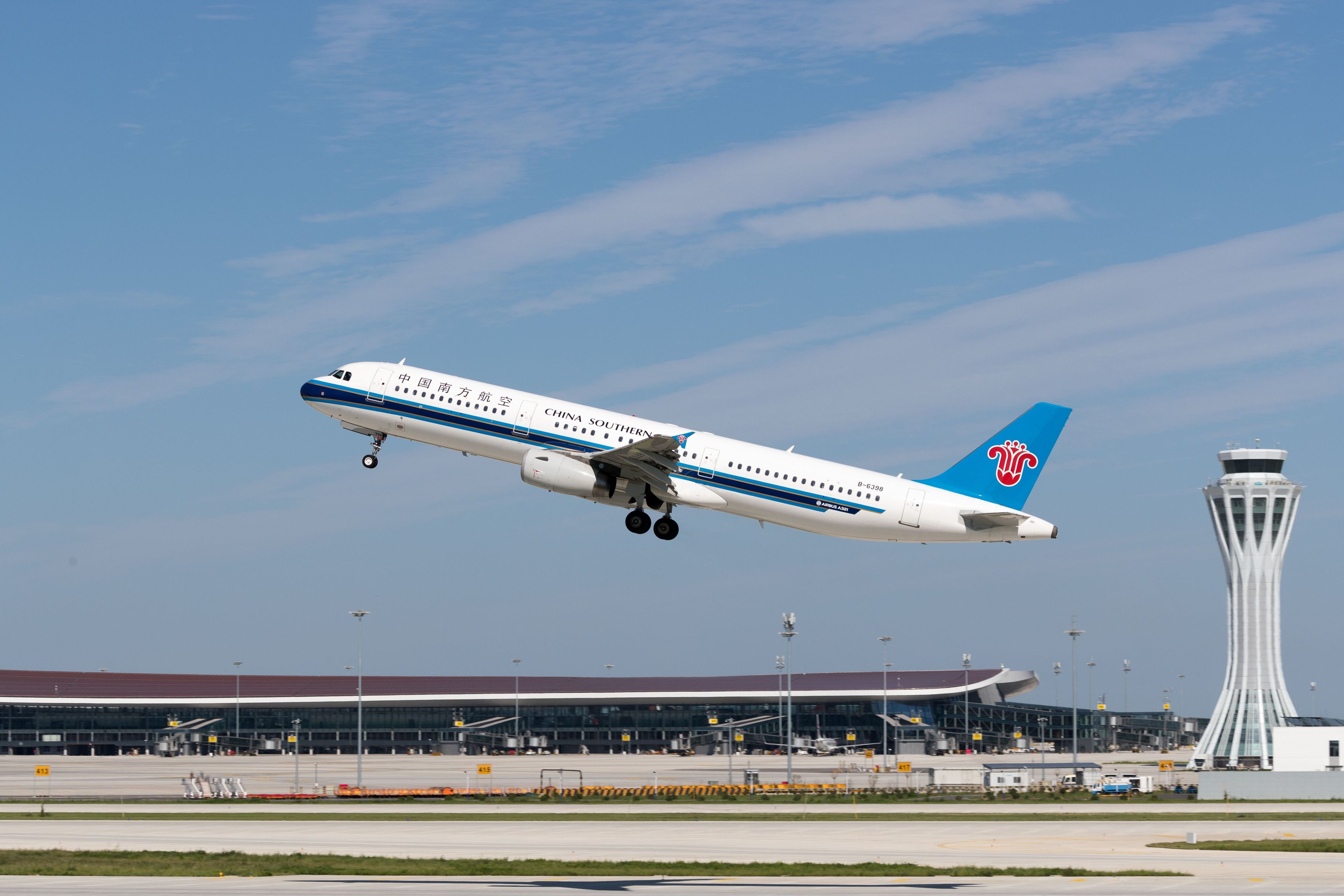 10月25日,一架南航飞机从北京大兴机场起飞.图片来源:南航供图