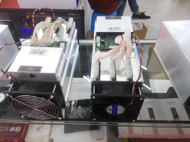 图为华强北最畅销的蚂蚁s9矿机 每经记者 刘玲 摄