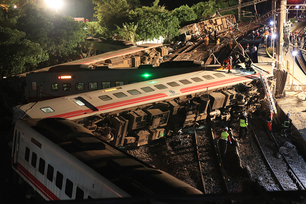 据台铁最新通报,截至21日18时50分,普悠玛6432次列车出轨翻覆事故现场